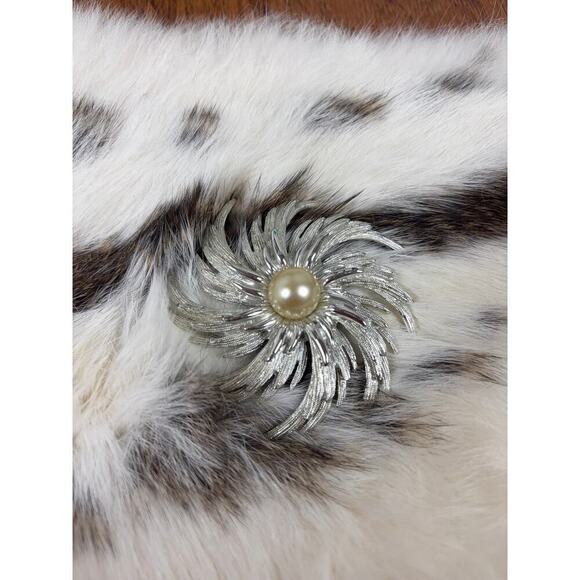 B10 Sarah Coventry Faux Pearl Flower Brooch Womens Pinwheel Swirl Silver Tone - Picture 6 of 11